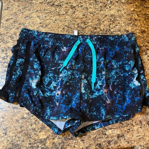 Women’s Fabletics shorts - Picture 1 of 3